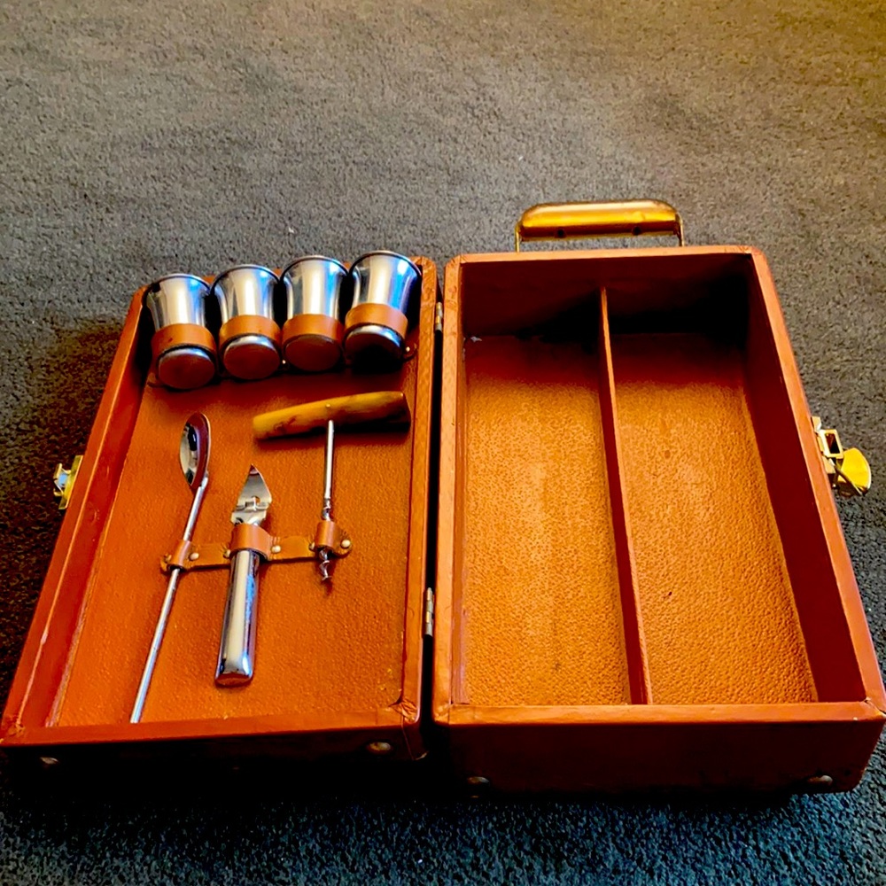 Antique picnic wine carrying case and accessories
